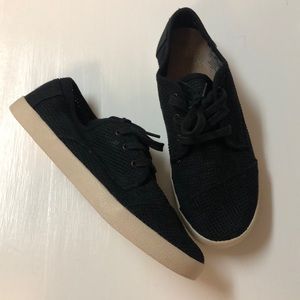 Barely Worn Toms Lace Up Black Sneakers